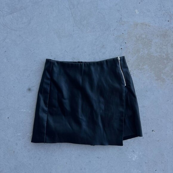 Zara Leather Black Mini Skort with Zipper details - Picture 1 of 2